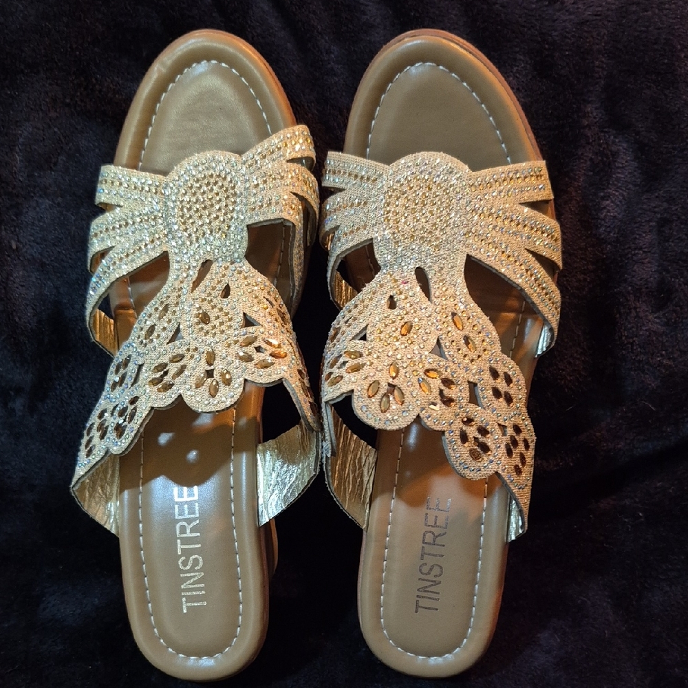 Elegant Gold Sandals with Sleek Design